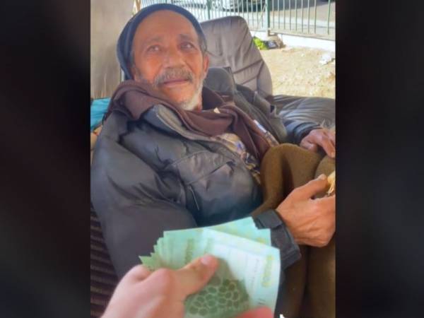 ホームレスの男性にお金をあげようとしたら、笑顔が消えた　その驚くべき理由は