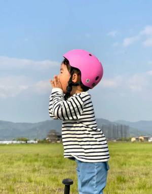 自転車に乗る練習をする３歳児　転んだあとの行動に「かわいい」の声