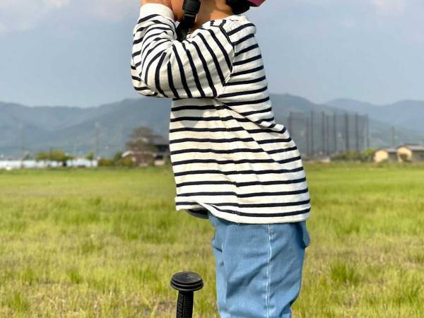 自転車に乗る練習をする３歳児　転んだあとの行動に「かわいい」の声