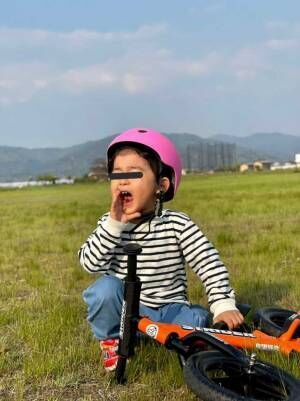 自転車に乗る練習をする３歳児　転んだあとの行動に「かわいい」の声