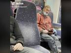 電車の中で音楽を聴いていた男性　その直後、車内が笑いに包まれたワケは？