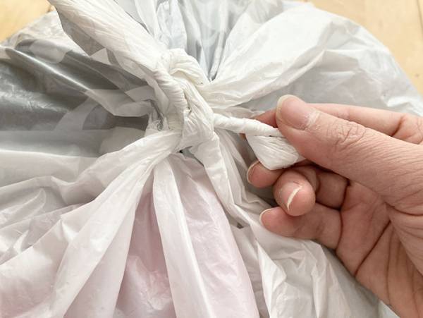 簡単＆道具いらず！かたく結んだビニール袋を簡単にほどく裏技