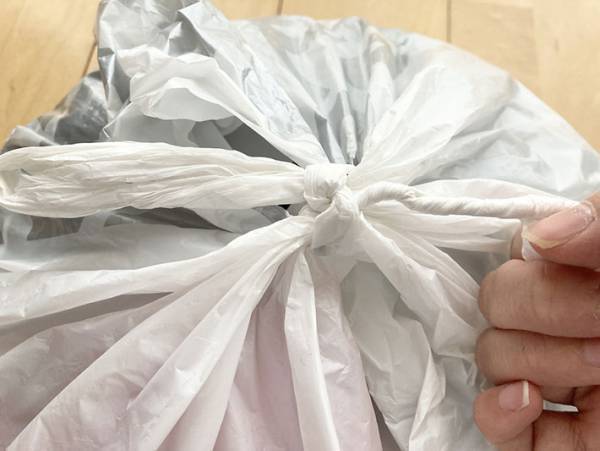 簡単＆道具いらず！かたく結んだビニール袋を簡単にほどく裏技