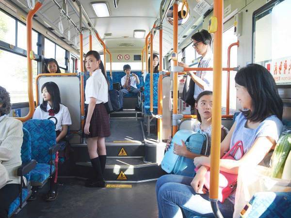 お笑いタレントとバスに乗り合わせたら…？　小学生の車内マナーに称賛の声が続出
