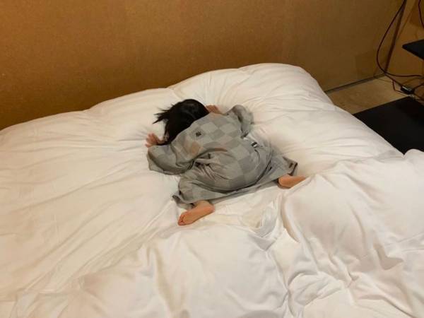家族旅行の１枚に反響　宿のベッドで、２歳の娘が？