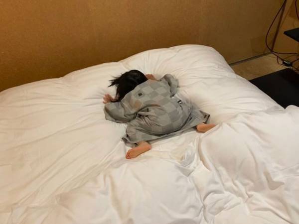 家族旅行の１枚に反響　宿のベッドで、２歳の娘が？