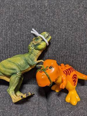 恐竜のおもちゃの口をしばる娘　その理由に「賢い！」「かわいい」