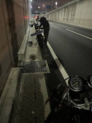 バイクのガソリンが切れてしまい…　現れた男性の行動に絶賛！