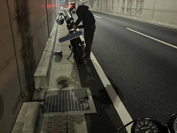 バイクのガソリンが切れてしまい…　現れた男性の行動に絶賛！