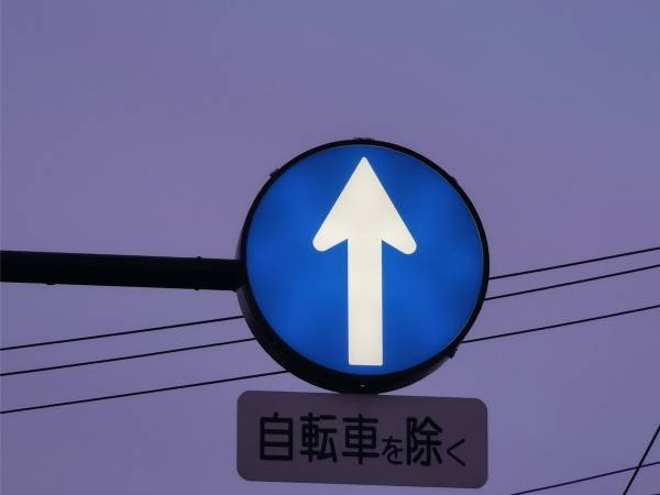 上を指す方向にあったのは…　意味に「発想が素敵」「SFの世界観がある」