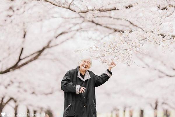 桜の下、孫が撮った家族写真　『３人』に心打たれる人が続出した理由は…