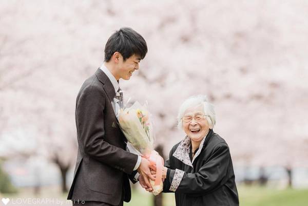 桜の下、孫が撮った家族写真　『３人』に心打たれる人が続出した理由は…