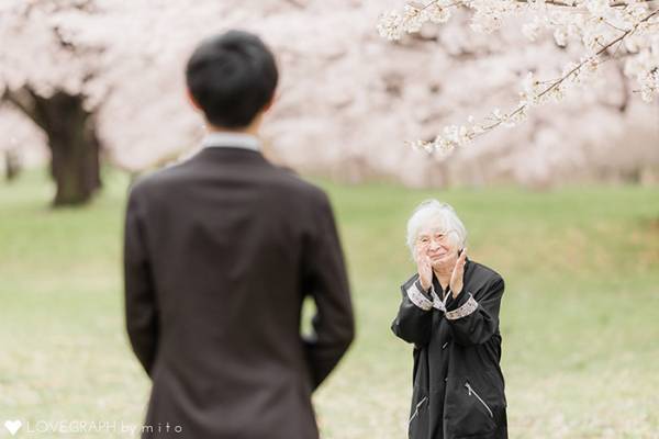 桜の下、孫が撮った家族写真　『３人』に心打たれる人が続出した理由は…