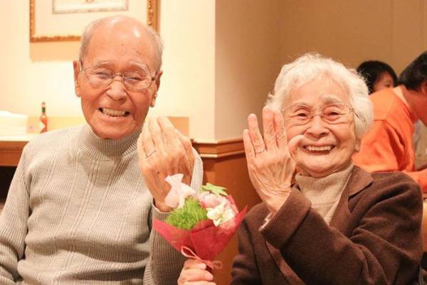 桜の下、孫が撮った家族写真　『３人』に心打たれる人が続出した理由は…