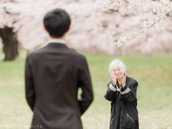 桜の下、孫が撮った家族写真　『３人』に心打たれる人が続出した理由は…