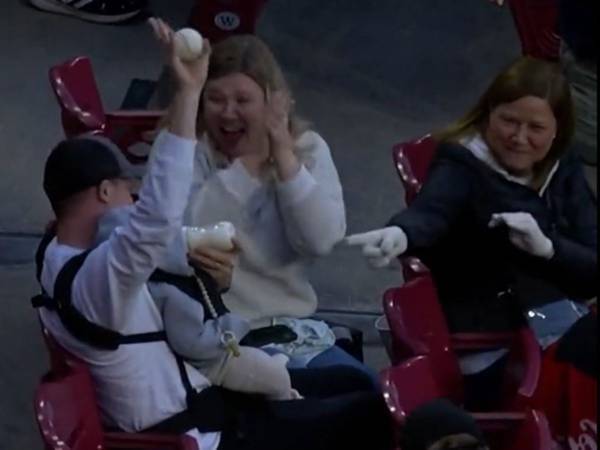 奇跡の瞬間！　ファウルボールを右手でキャッチした男性　その時、左手は？