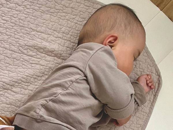 昼寝中の猫の姿に幸せが広がる　その理由が、コチラ