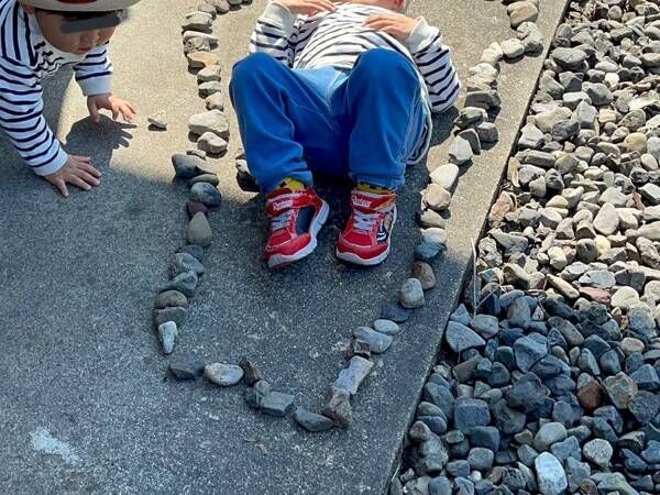 石で枠を作った３歳児　まさかのひと言に「発想が豊か」「将来大物になりそう」の声