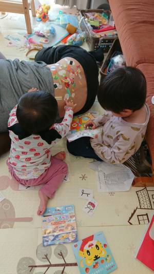 母親が目撃した『笑撃』の光景　２人の子供が、寝ている父親に向かって？