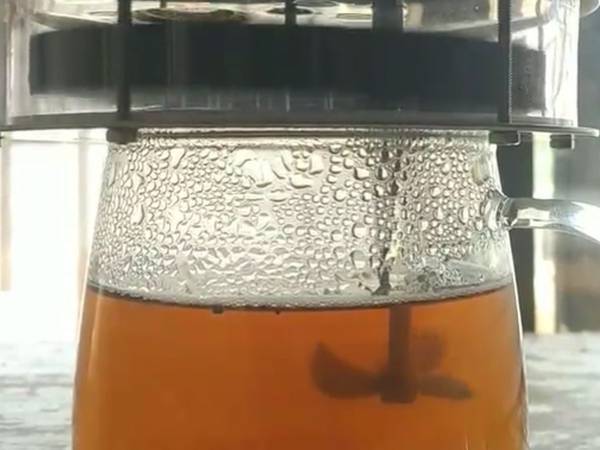 飲み物をかき混ぜる様子に１６０万人がうっとり　「魔法みたい」