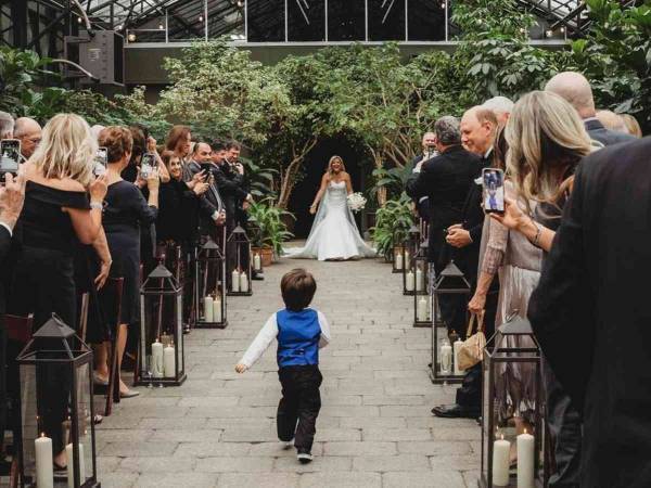 ウエディングドレス姿の母親を見た男の子　次の瞬間、誰もが笑顔になった