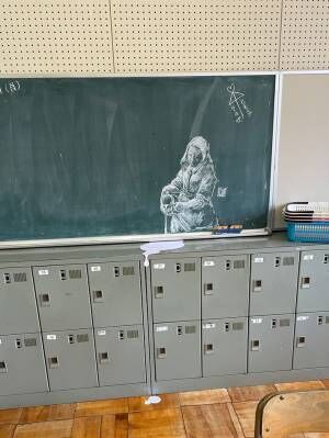 ただの落書きではなく？　教室の黒板に描かれた『牛乳を注ぐ女』が…