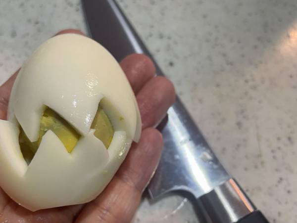 ゆで卵をかわいくカットするには、家にある物を使ってみよう