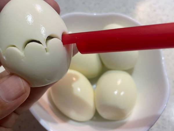 ゆで卵をかわいくカットするには、家にある物を使ってみよう