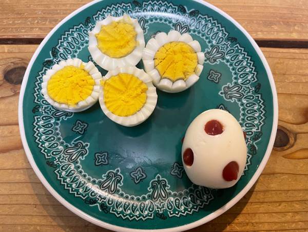 ゆで卵をかわいくカットするには、家にある物を使ってみよう