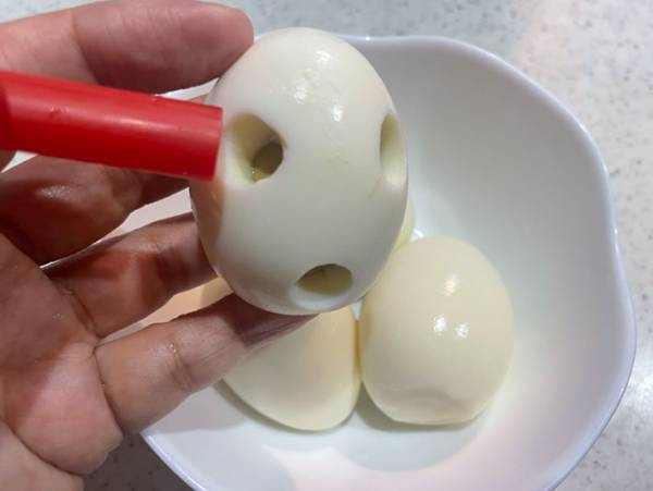 ゆで卵をかわいくカットするには、家にある物を使ってみよう