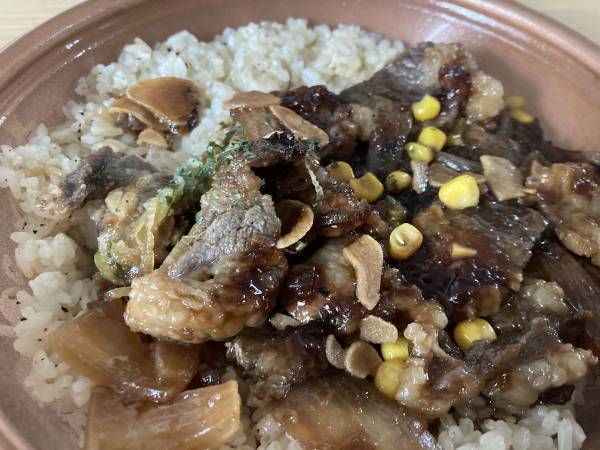 ステーキ店で食べるやつ！セブンの牛焼肉ペッパーガーリックライスがパンチありすぎ