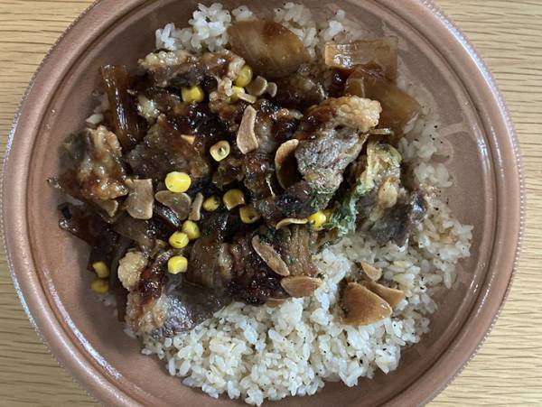 ステーキ店で食べるやつ！セブンの牛焼肉ペッパーガーリックライスがパンチありすぎ