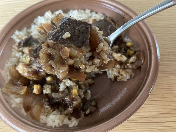 ステーキ店で食べるやつ！セブンの牛焼肉ペッパーガーリックライスがパンチありすぎ