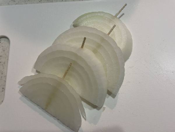 調理の幅が広がるかも？！タマネギの輪切りがバラバラにならないちょっとした工夫