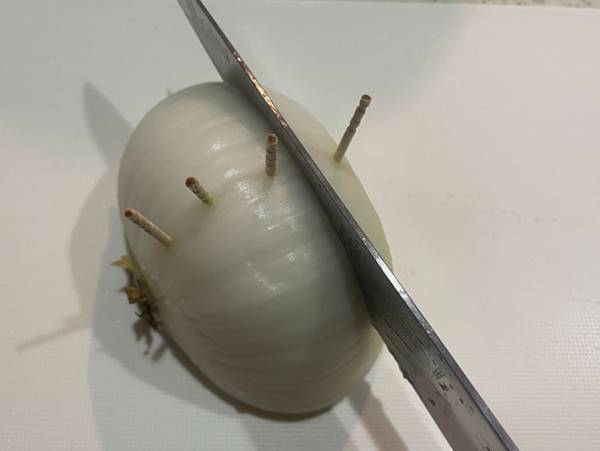 調理の幅が広がるかも？！タマネギの輪切りがバラバラにならないちょっとした工夫