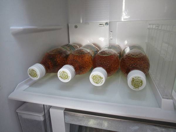 冷蔵庫に転がるペットボトルが地味にストレス…そんな時は家に余っているコレを使って！