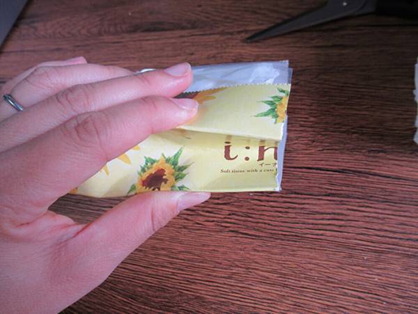 １つの箱ティッシュを２つに分ける『半分ティッシュ』の作り方