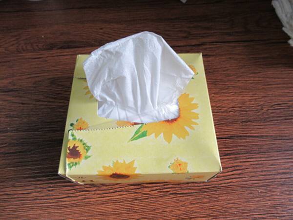 １つの箱ティッシュを２つに分ける『半分ティッシュ』の作り方