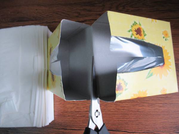 １つの箱ティッシュを２つに分ける『半分ティッシュ』の作り方