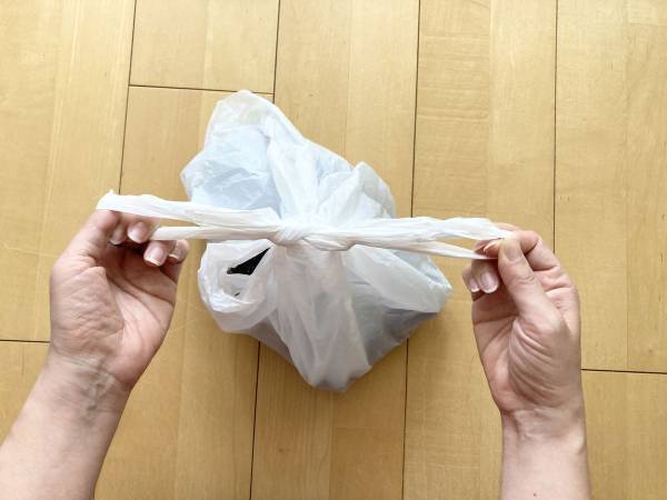 しっかり結べるのにラクにほどける！５秒でできるほどきやすいビニール袋の結び方