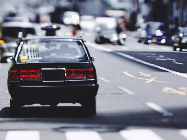 タクシーにスマホを置き忘れた！　バイクの女性が声を掛けてきて？