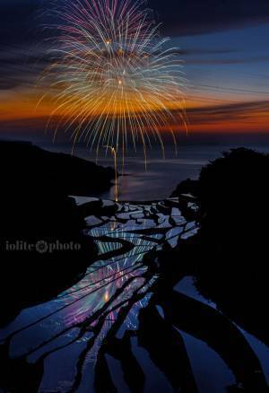 「やっとやっと撮れた」　打ち上げ花火を反射した『棚田』がまさに絶景