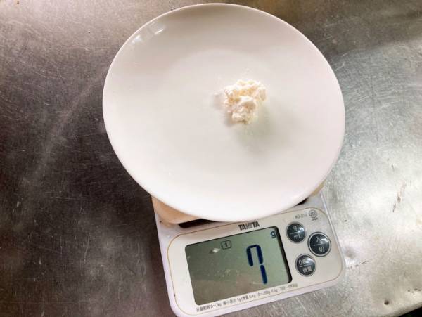 牛乳でカッテージチーズを作ると？　結果に「吹いた」「逆錬金術」の声