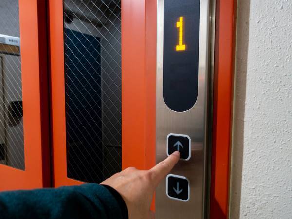 山寺宏一の『５秒ネタ動画』に「爆笑した」「発想が天才」　エレベーターで発した言葉は…？