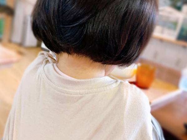 「小学生かと思った」　美しいボブの女の子、年齢は…？