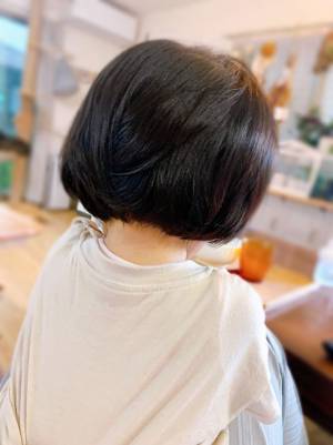 「小学生かと思った」　美しいボブの女の子、年齢は…？