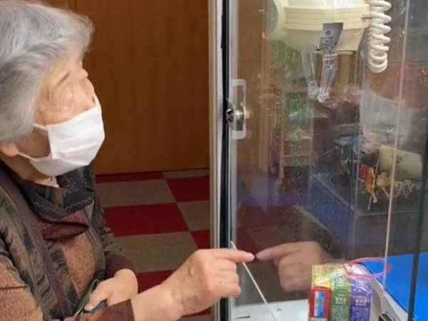 ９３歳のおばあちゃんが人生初のクレーンゲーム　「失敗した」とみんなが思った次の瞬間？