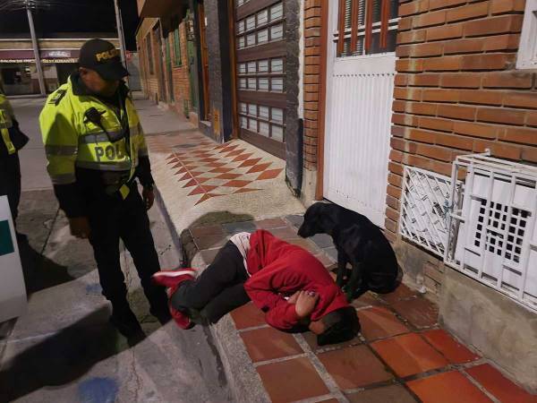 「触るな！」　酔った男性を起こそうとした警察官　するとそばにいた犬が？