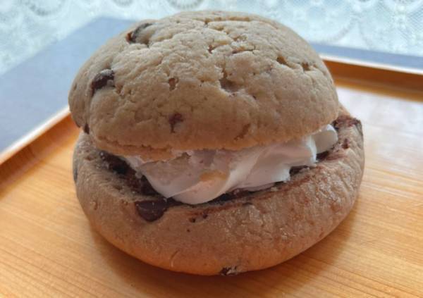 「あの二大巨頭が集結か」　不二家コラボの菓子パンが話題　食べてみると？