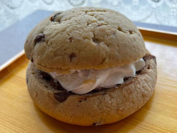 「あの二大巨頭が集結か」　不二家コラボの菓子パンが話題　食べてみると？